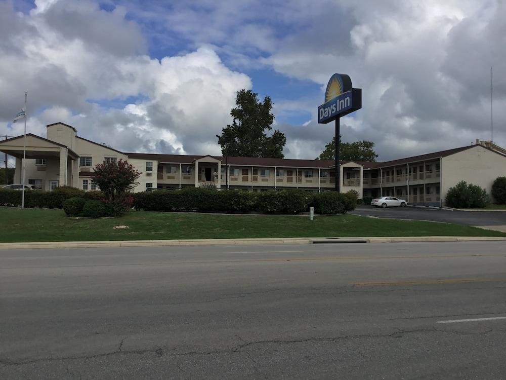 Days Inn By Wyndham Kerrville Esterno foto
