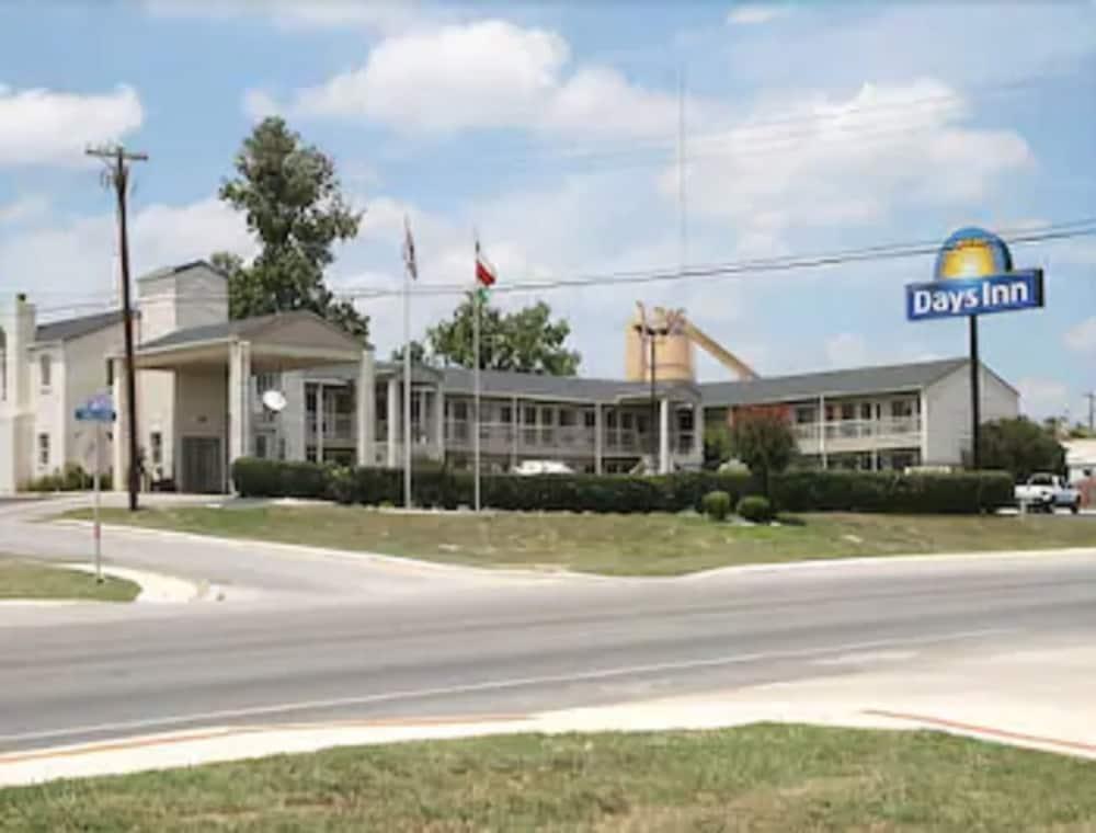 Days Inn By Wyndham Kerrville Esterno foto
